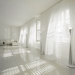 Zasněžené místnosti s lehké závěsy