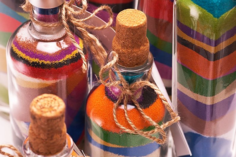 декорация на бутилка с оцветена сол