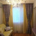 Foto dvojité záclony v malém obývacím pokoji