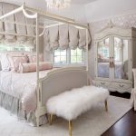 Luxusní záclony v ložnici v klasickém stylu
