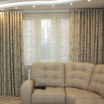 Sofa w salonie z skórzaną tapicerką