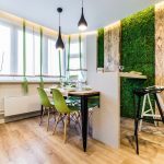 Дизайнът на кухнята в екологичен стил с дървен под