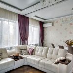 Fioletowe zasłony w salonie z białą sofą