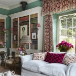 Özel bir evin oturma odasında renkli lambrequin perdeler