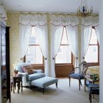 Vit gardiner med lambrequin i vardagsrummet