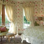 Wnętrze sypialni z tapetą z motywem kwiatowym