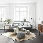 Skinn på vardagsrumsgolv i skandinavisk stil