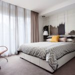 Modern bir yatak odasında panoramik bir pencere dekore etmek