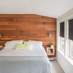 Drewniany wystrój ścian w sypialni