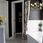 עיצוב חדר אמבטיה עם קירות כהים