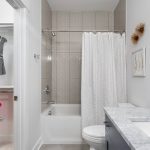 עיצוב חדר אמבטיה עם קירות לבנים