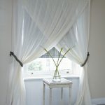 White floor-curtains na may grey pickups