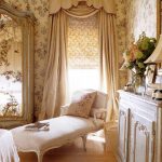 Provence tarzı yatak odasında konforlu kanepe