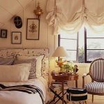 Sypialnia z francuskimi zasłonami w oknie