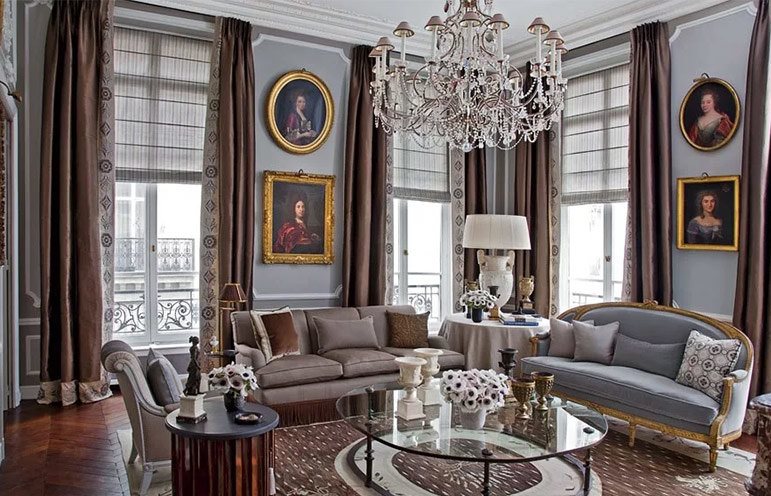 וילונות של בד יקר בסלון של הסגנון הצרפתי