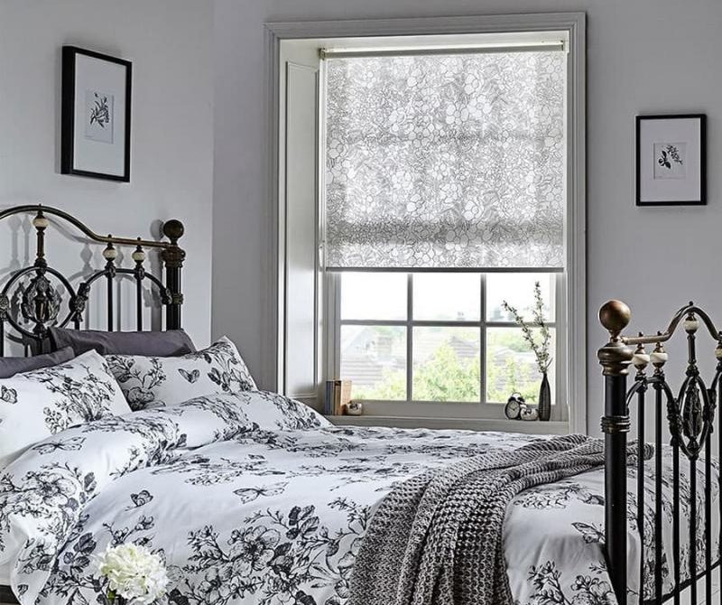 Wnętrze sypialni z bawełnianą zasłoną