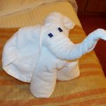 slon za igračke s ručnikom
