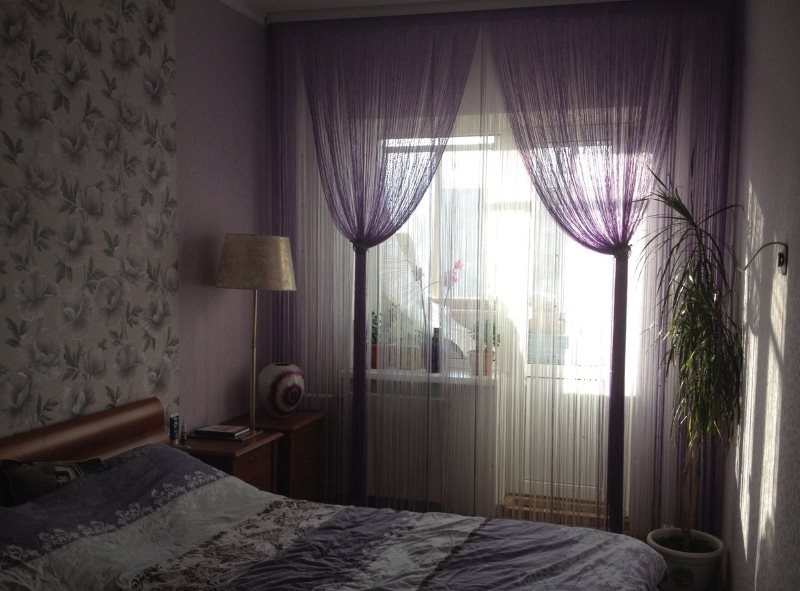 Pamuklu perdeli yatak odasında pencere dekoru