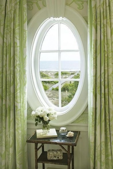 Oval pencere için klasik perdeler