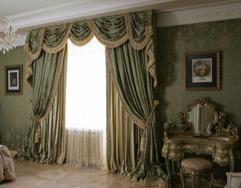 Slaapkamer met gordijnen ramen in een klassieke stijl maken