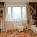 Pinagsasama ang dalawang uri ng mga kurtina at translucent tulle para sa isang beige living room
