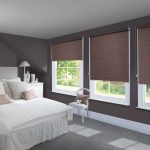 Rahat bir yatak odası için kahverengi gölgelendirme stor perdeleri