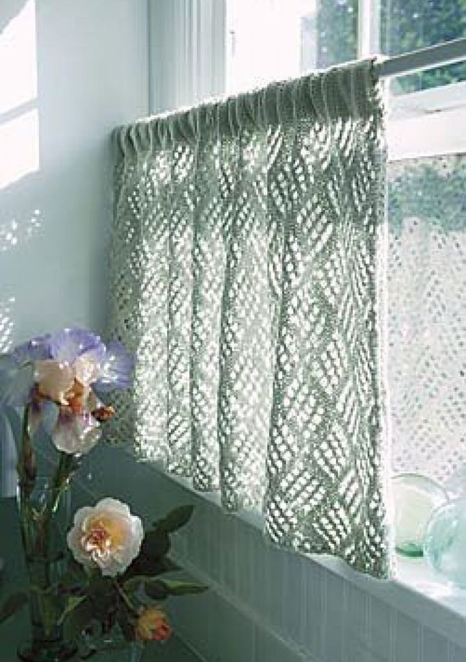 Knitted curtain on the round cornice