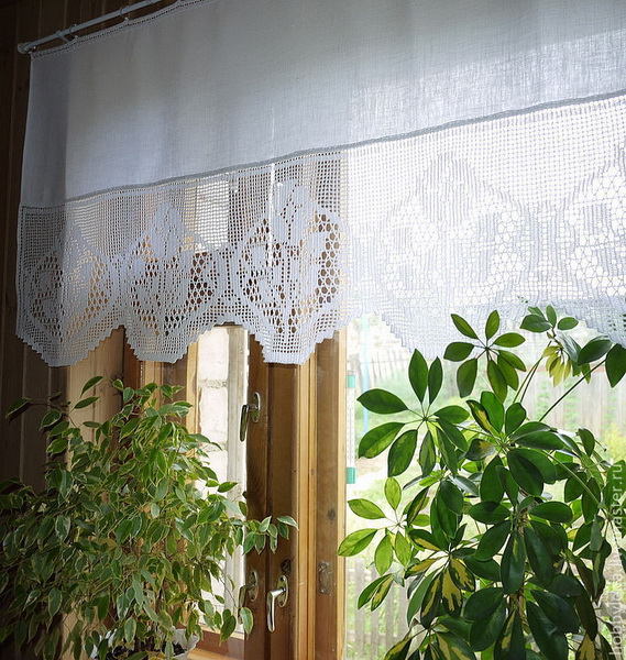 Kućica za bijelu zavjesu na kuhinjskom prozoru