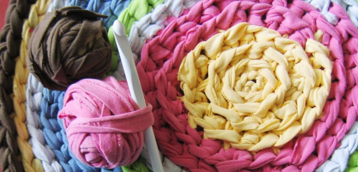 naka-crocheted pampalamuti karpet