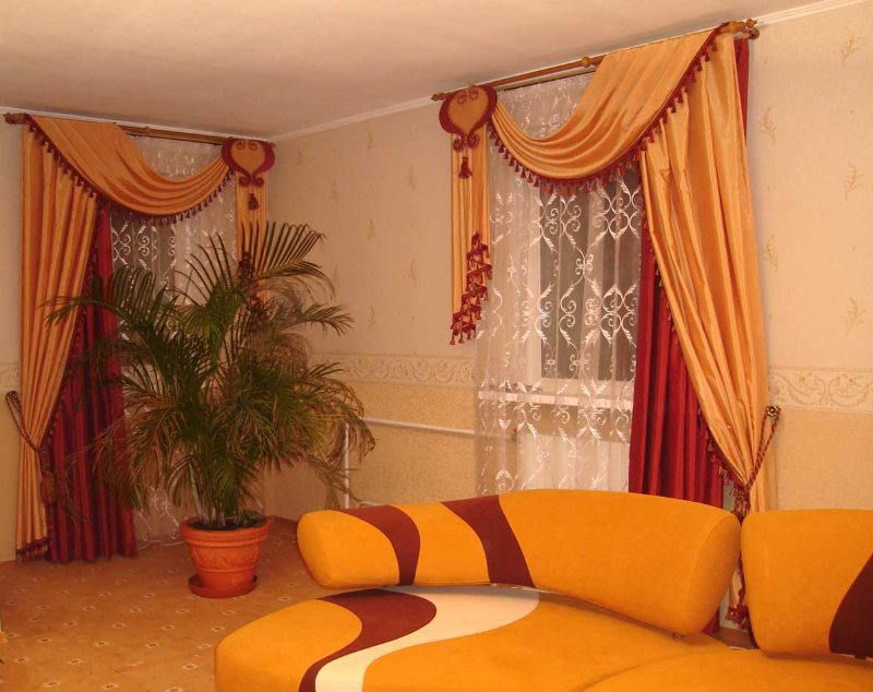 Krásné dvojité záclony v moderním obývacím pokoji