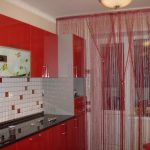 Modern mutfak için kırmızı iplik perdeler