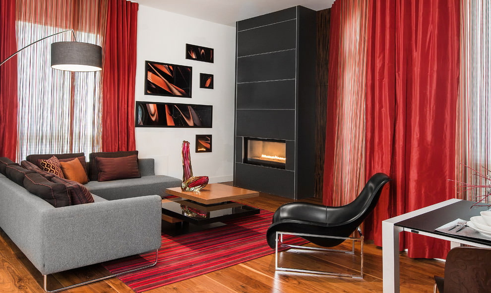 Dizajn dnevne sobe s crvenim tilom
