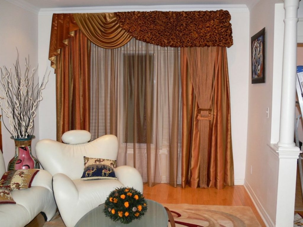 Interiér haly s de jabot na stylové závěsy
