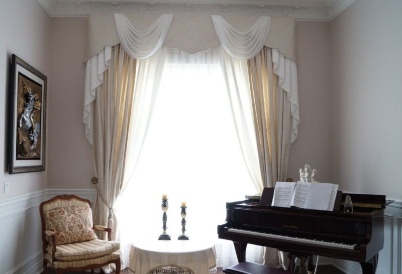 Kombine bir lambrequin ile salonda kuyruklu piyano