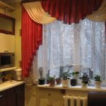 Mutfak pencere pervazına saksı çiçekleri