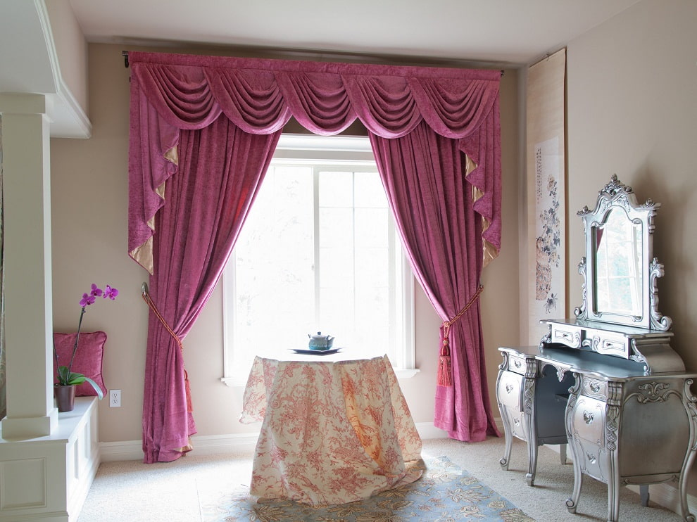 Růžový lambrequin v ložnici pro ženy