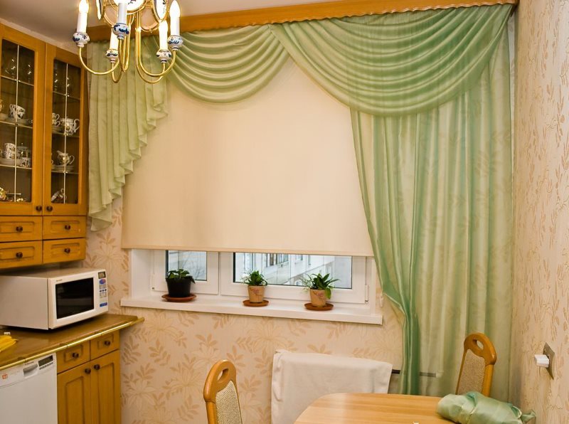 Kuchyňské okno s roletou a lambrequin