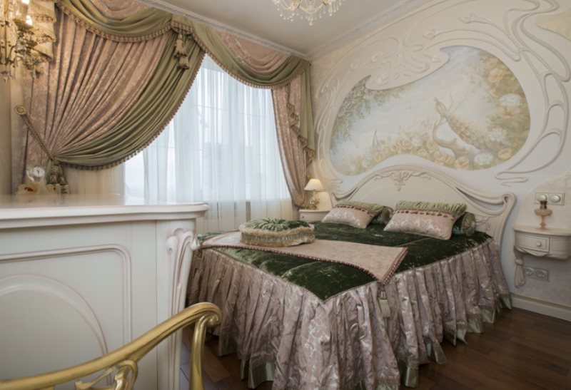 Piękna sypialnia z lambrekinem w oknie