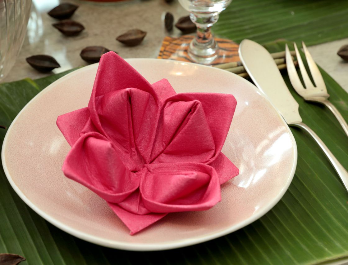 table decoration na may origami napkins