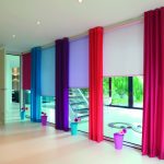 vackra gardiner i lägenheten flerfärgade