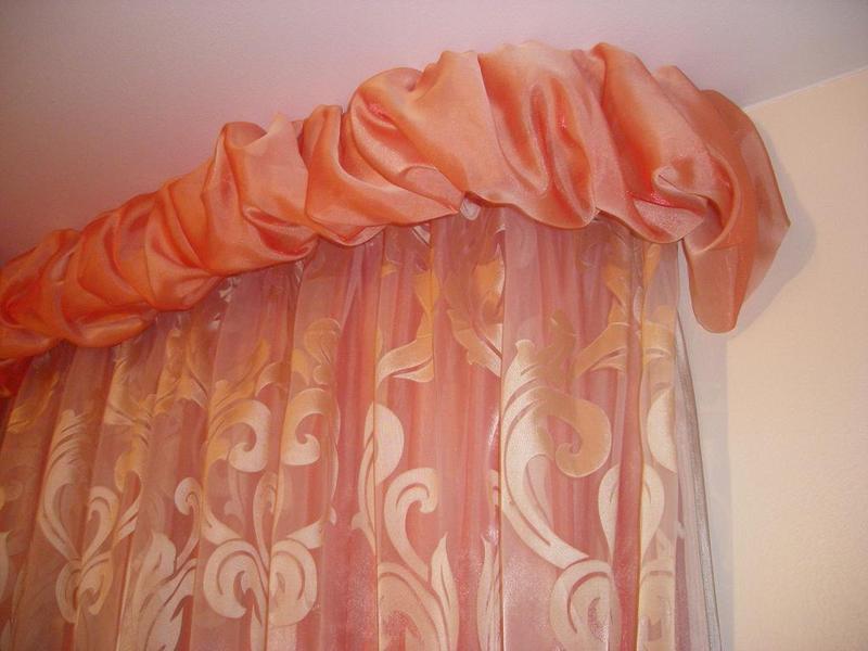 Organza lambrequin med draperi på ansatsen i vardagsrummet