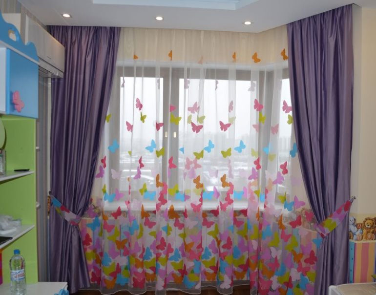 Цветен модел на полупрозрачен тюл в детската стая