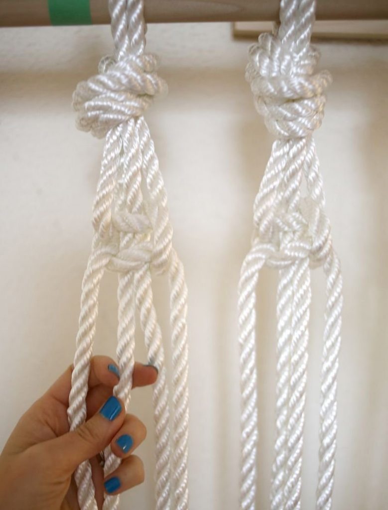 Zaostrzenie węzłów podczas tkania syntetycznej kurtyny linowej