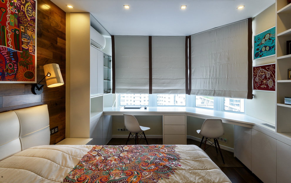 Modern yatak odası penceresinde gri roman güneşlikler