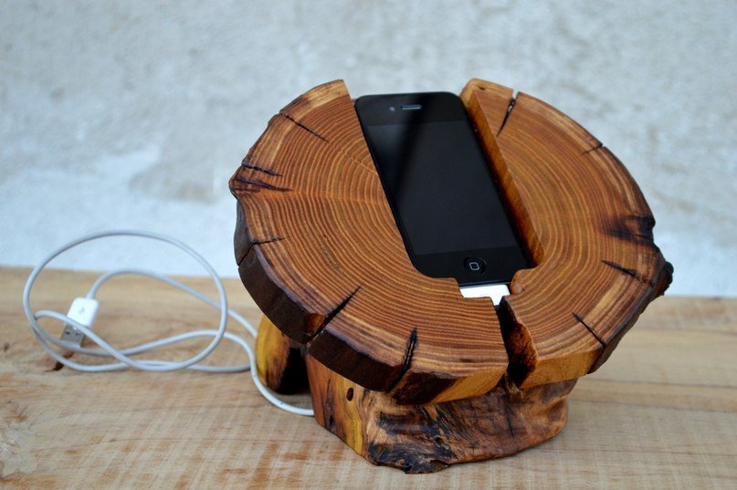 drewniany stojak na telefon