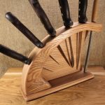 stojak na noże wykonane z drewna