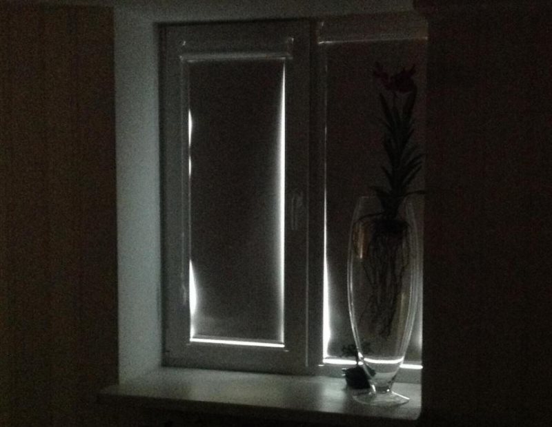 Plastik bir pencerede ışık perdesi