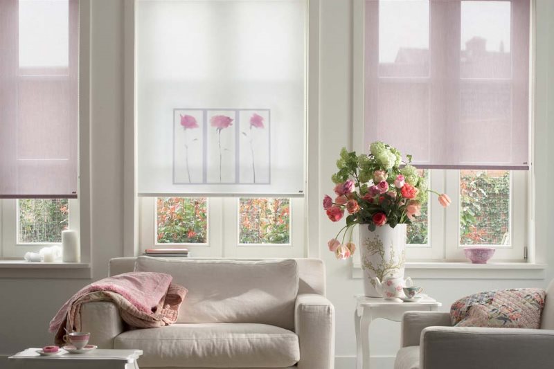 Okenní dekorace v místnosti s roletami