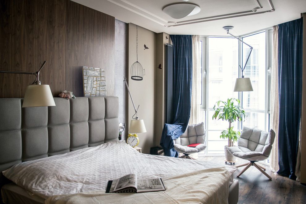 Niebieskie zasłony w sypialni w stylu skandynawskim