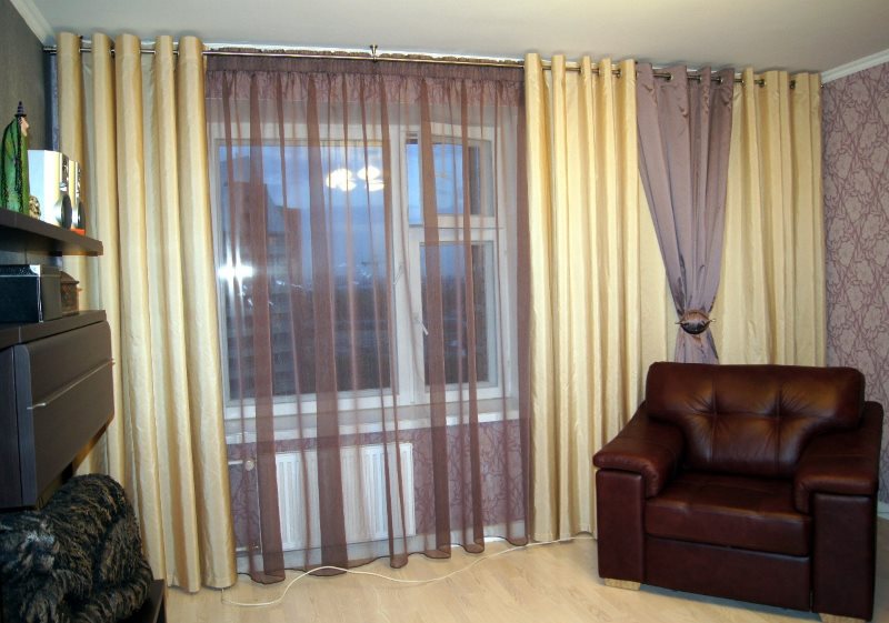 Selection of tulle and curtains for wallpaper in the living room